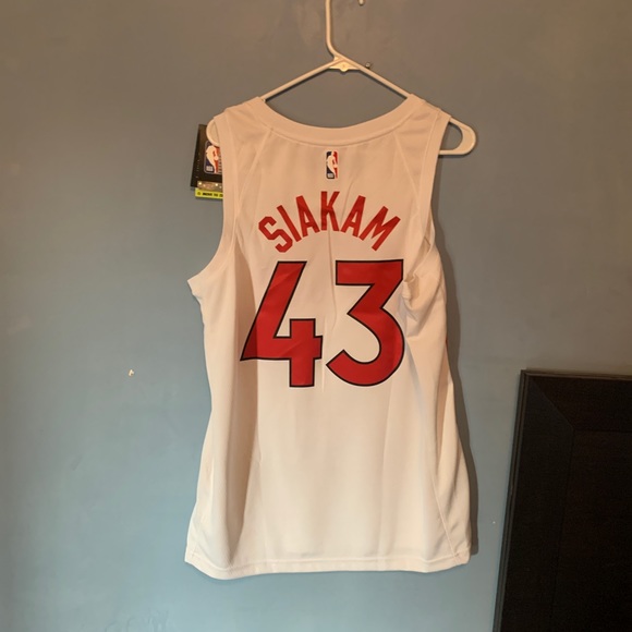 Toronto Raptors Jersey - Picture 2 of 3